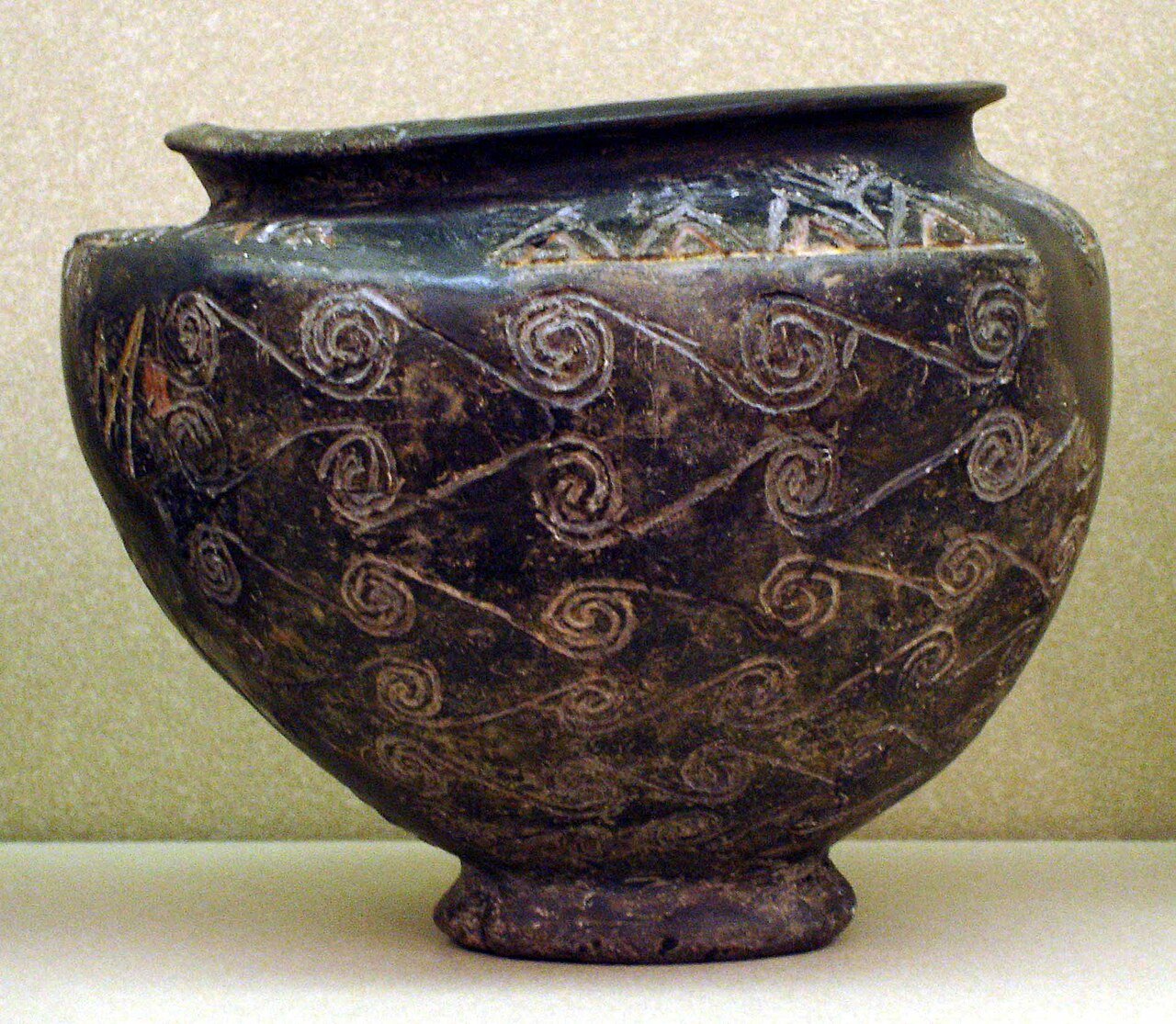 Tapety i tkaniny inspirowane ceramiką: kolekcja Harlequin x Henry Holland